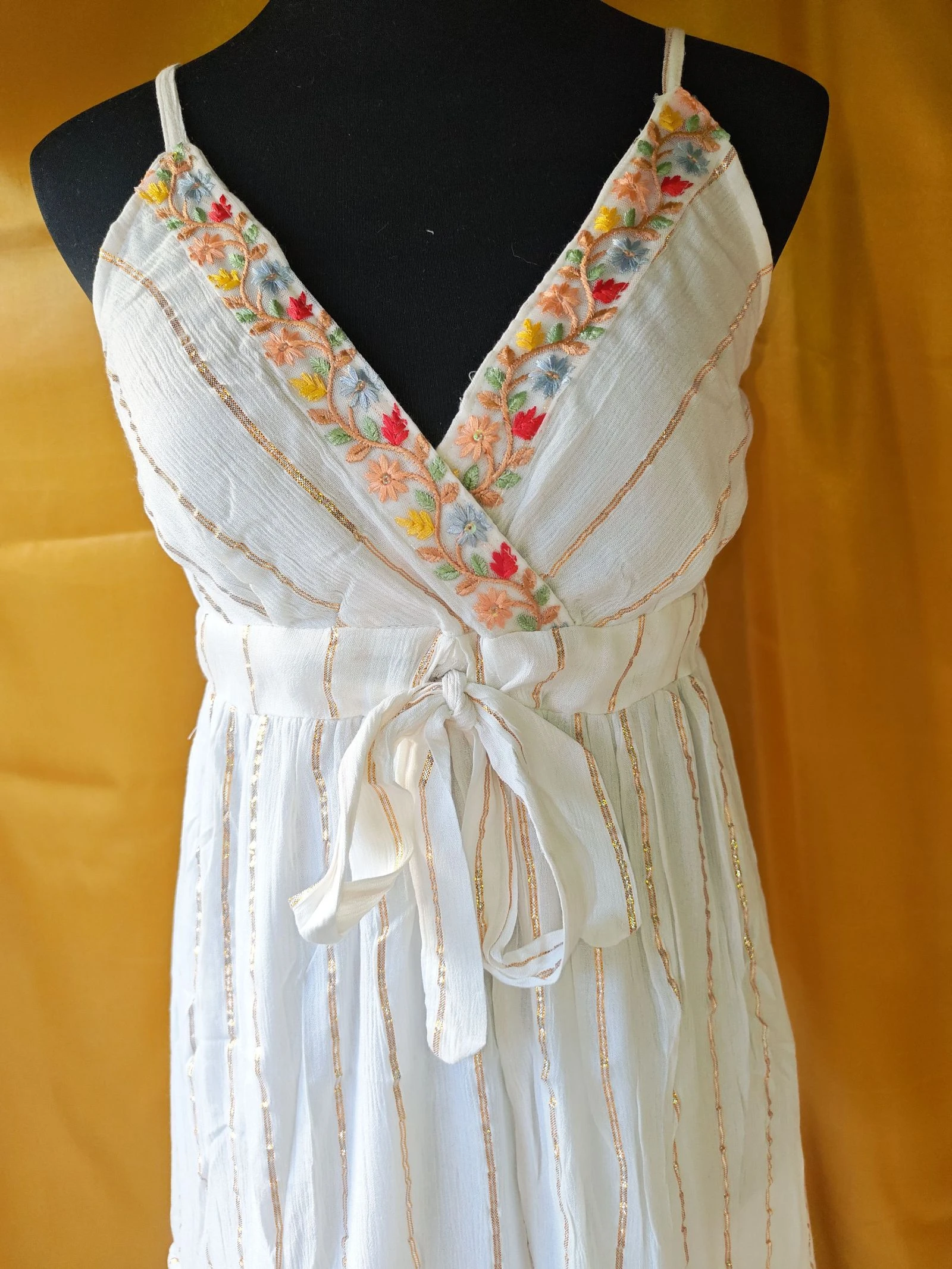 Vestido blanco con detalles dorados 